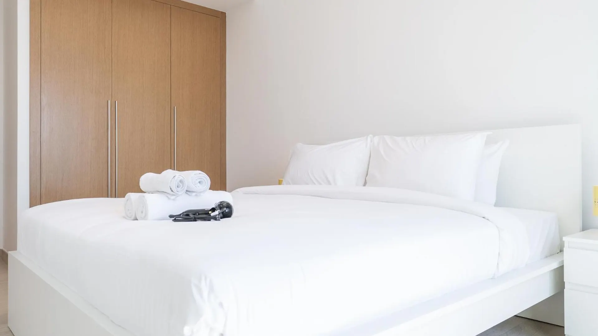 Modern And Peaceful 2 Bedroom In Amber By Azizi Dubai Apartment