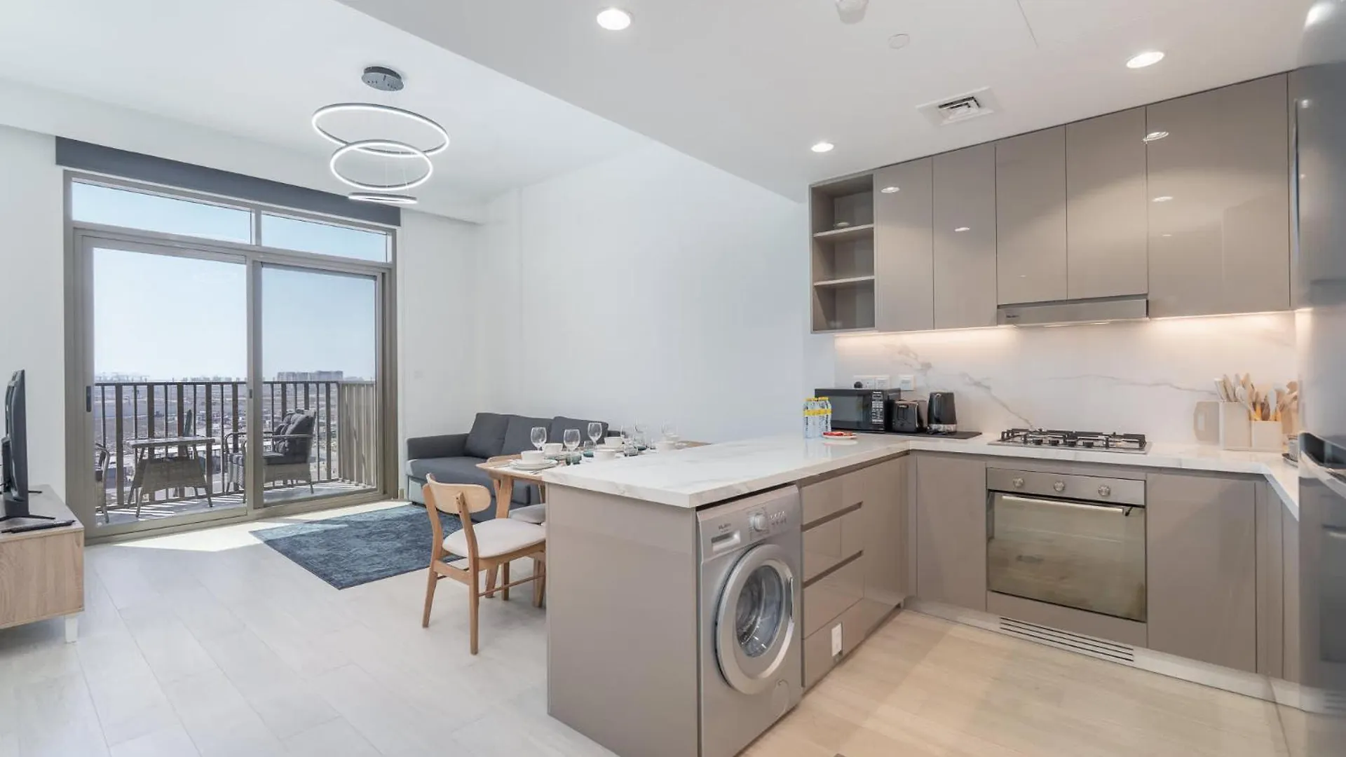 Modern And Peaceful 2 Bedroom In Amber By Azizi Dubai