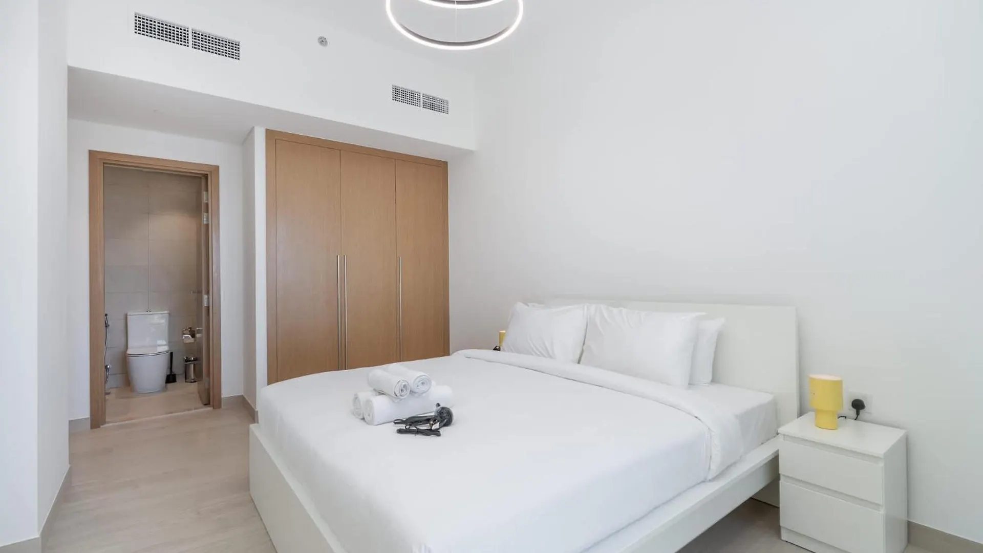 Modern And Peaceful 2 Bedroom In Amber By Azizi Dubai