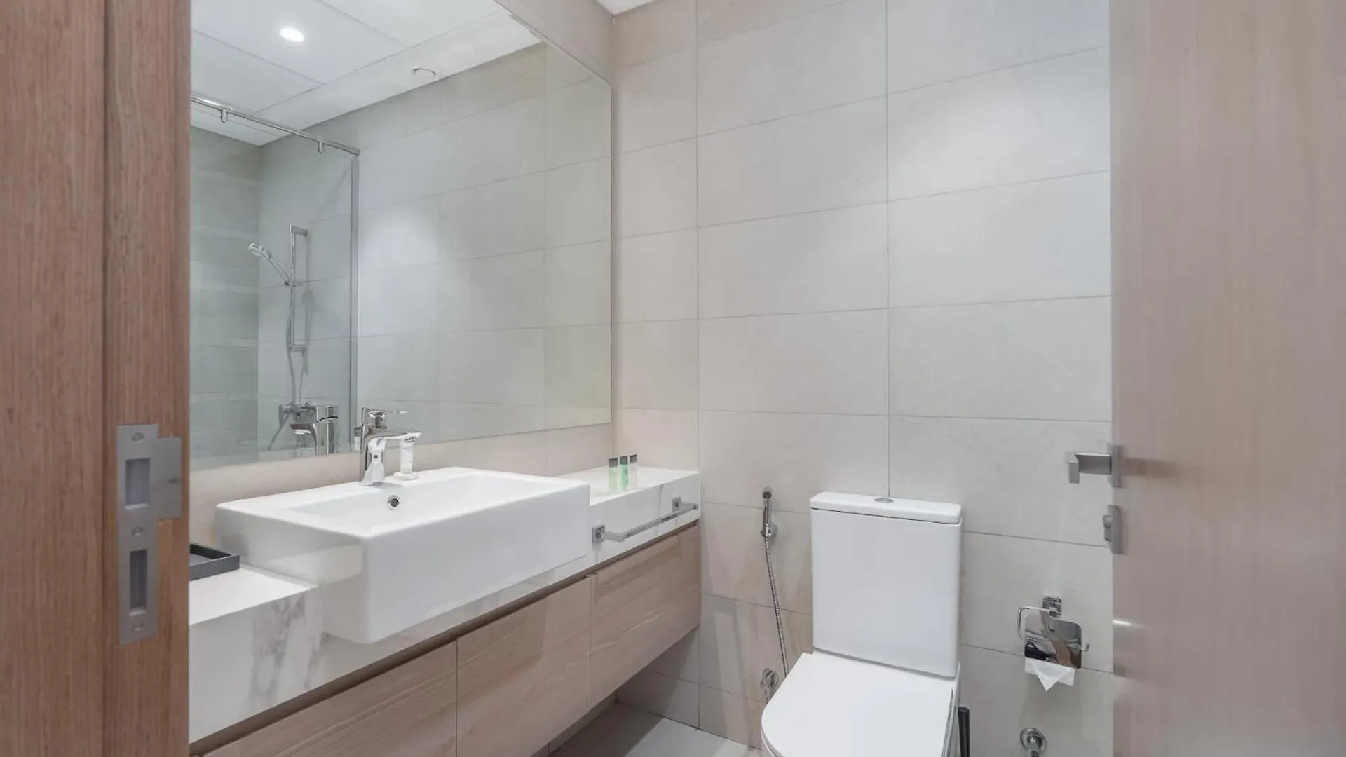 Modern And Peaceful 2 Bedroom In Amber By Azizi Dubai 0*,